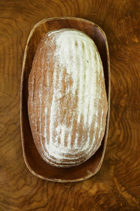 自制条黑麦面包上木制的板
