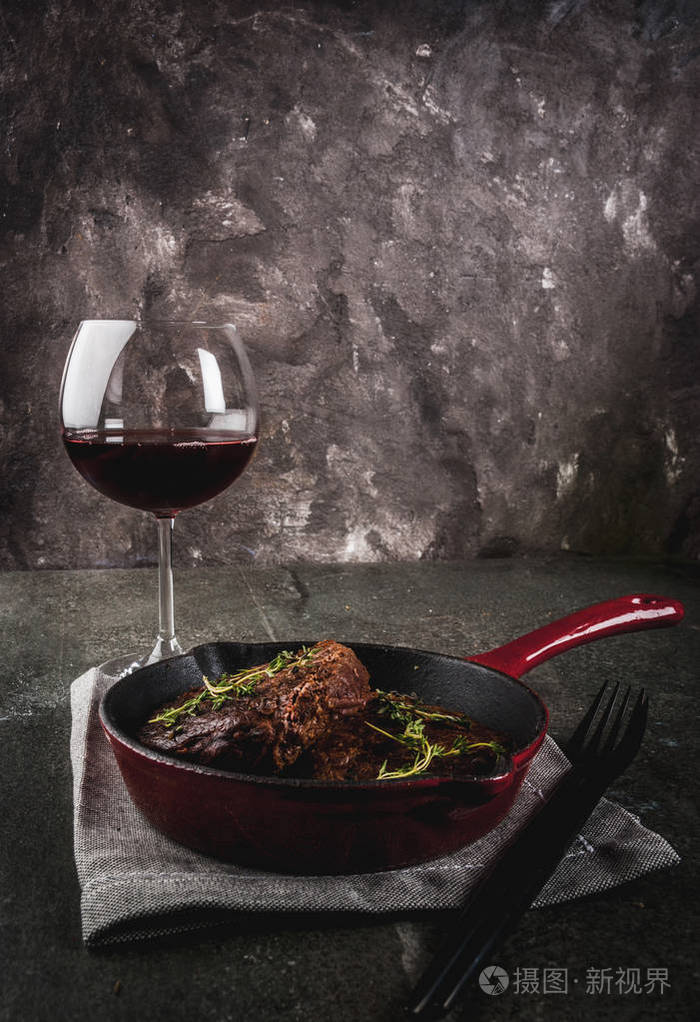 烤的牛肉牛排和红酒