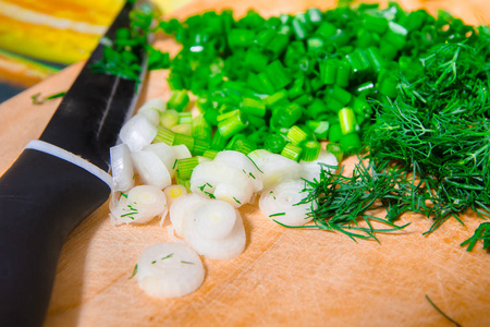 切新鲜洋葱和莳萝维生素沙拉准备