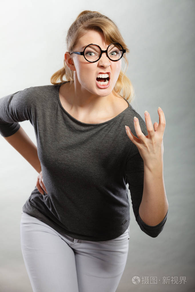 愤怒的女人喊着