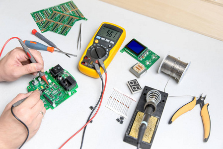 手工制作的电子产品制造照片