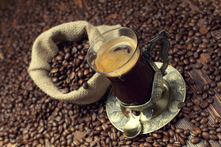 杯咖啡和咖啡谷物