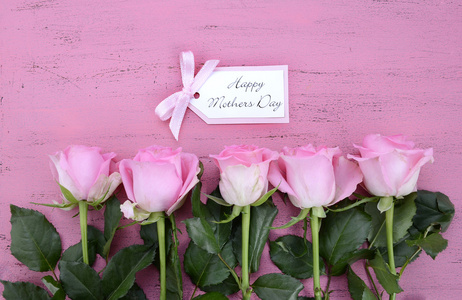 幸福的母亲一天粉红玫瑰和茶