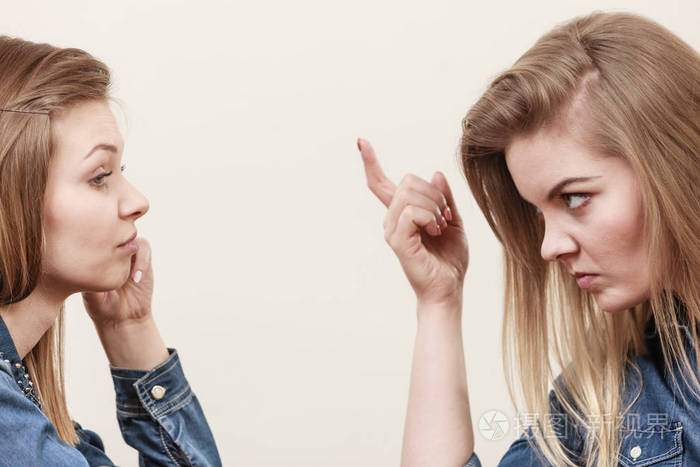 有争论的两个女人