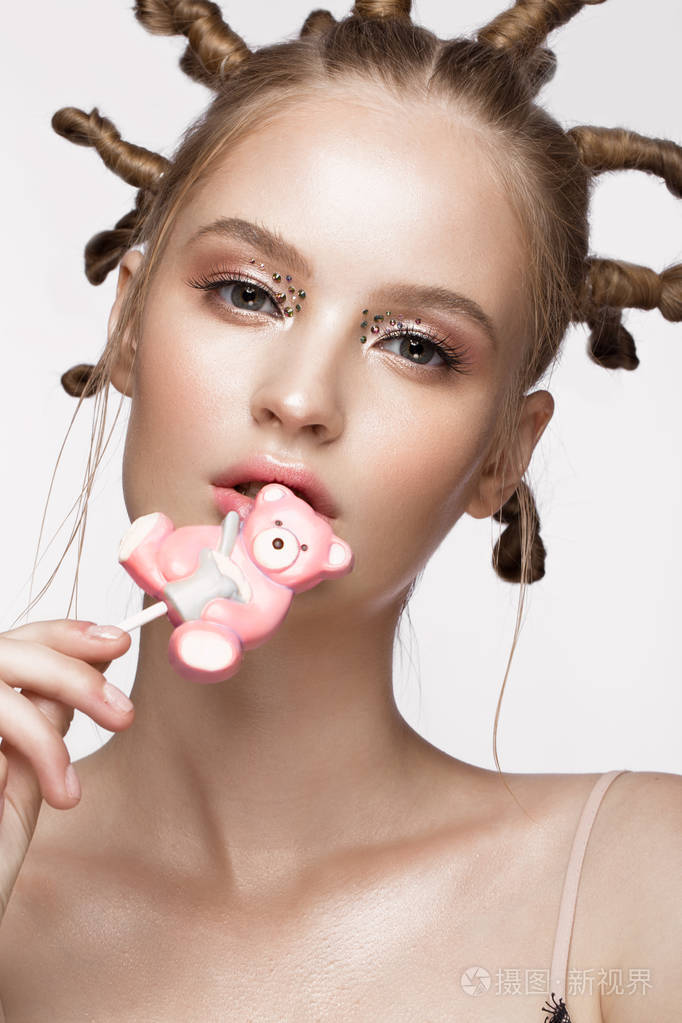 美丽可爱的女孩,用有趣的肖像创意艺术化妆和发型.美丽的脸