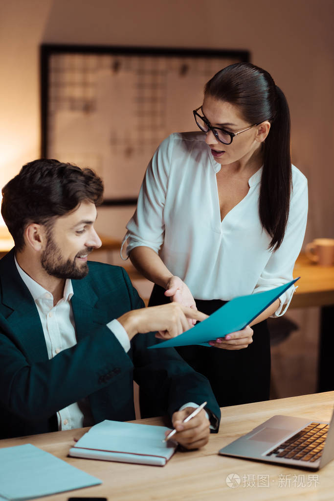 惊讶的助理给她的老板的文件夹