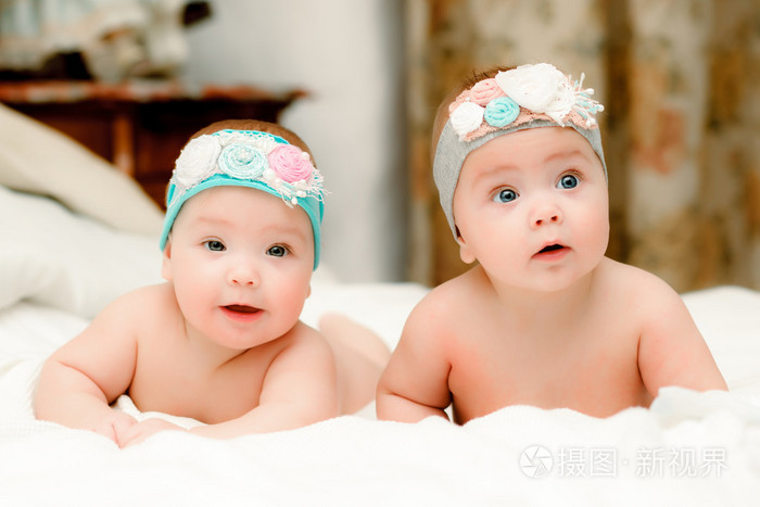 两个双胞胎宝宝,好头巾的女孩