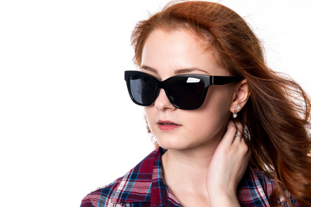红头发的女孩带着太阳眼镜期待的特写肖像