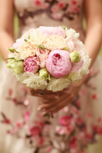 美丽的婚礼花束和花裙子