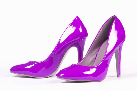 闪亮的紫色漆的鞋