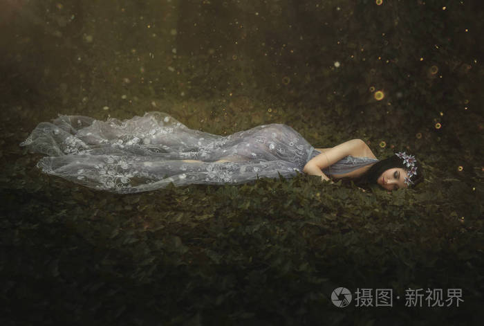 睡美人.女孩在草地上的谎言