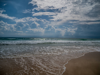 美丽安达曼海，海岸线，强烈海浪在海边与泡沫清洁黄沙，完美的电影，数字组成，背景