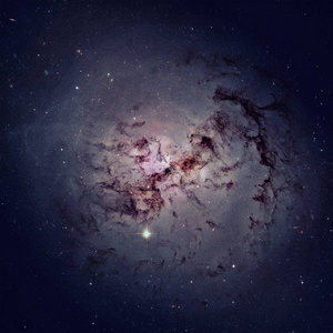 在南天星座的巨型椭圆星系 ngc 1316照片