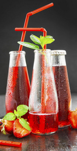 新鲜红果汁饮料中带有草莓，最小的透明瓶