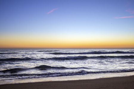 Dunas Douradas 海滩海景，著名的目的地，在阿尔加维的夕阳