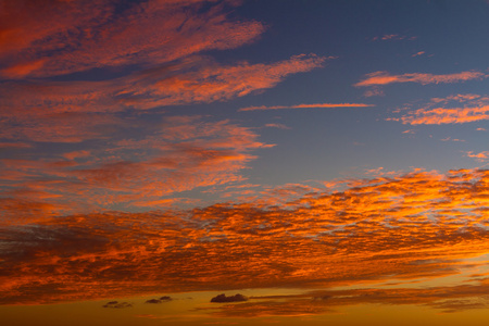 在热带地区，暑假里美丽的夕阳的天空