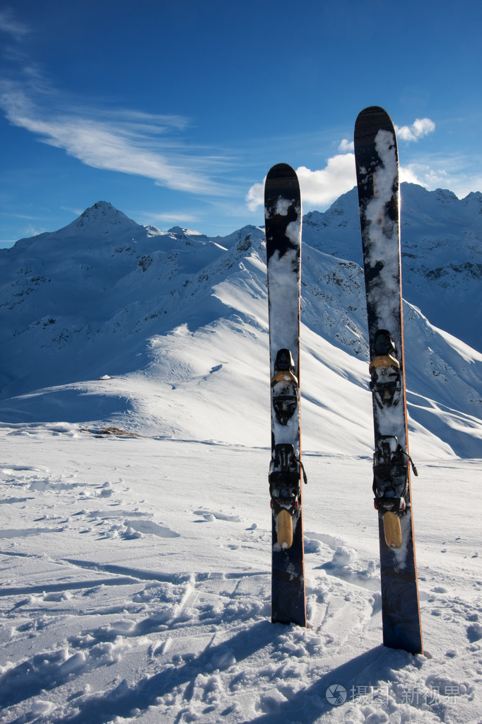 滑雪板在雪在山