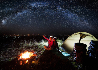 天空之美 快乐徒步旅行者在山村寻找明星