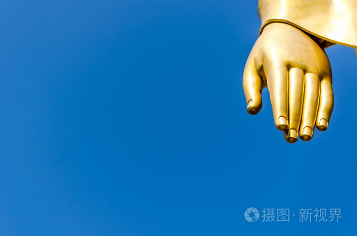 在蔚蓝的天空泰国背景手黄金佛