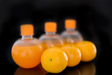 一瓶橙汁和橙色水果