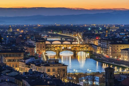 与 Ponte Vecchio，意大利佛罗伦萨的视图