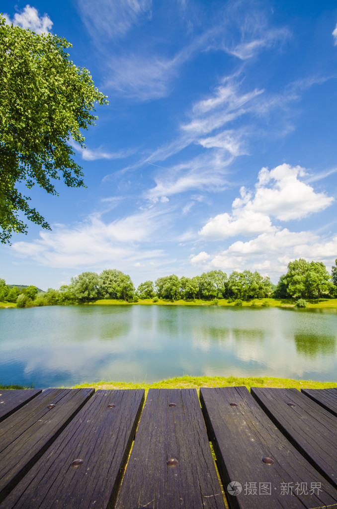 空的木桌上风景背景