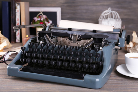 复古打字机上木制背景