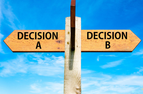 与两个相对的箭头，在清澈的蓝天，决定 A 和 B 决定的消息，正确的选择概念形象的木制路标