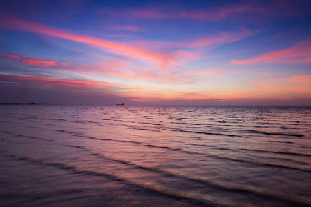 美丽夕阳天际线海岸后