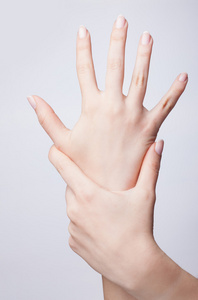 女手显示孤立在白色背景上的五个手指