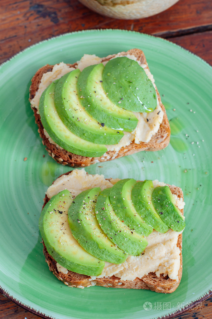 牛油果鹰嘴豆泥烤面包