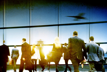 商务人士在机场奔跑图片