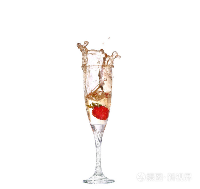单个草莓溅入的香槟杯