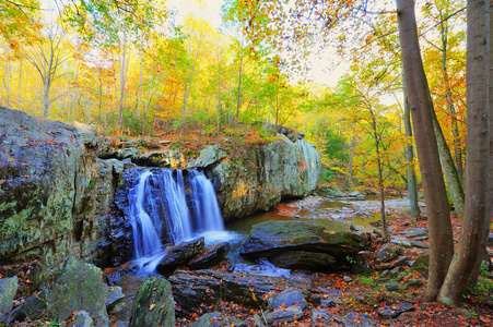 高动态范围的基尔戈瀑布在马里兰州的秋天的照片