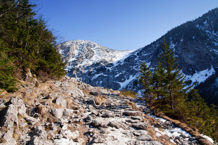 山雪景观与岩石路径