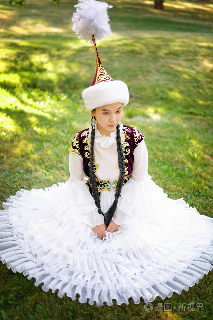 身着民族服装的哈萨克美女