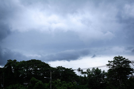 黑暗的天空布满了乌云下雨前