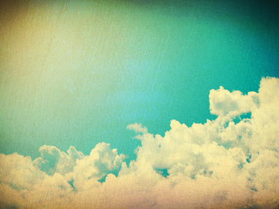 白云在蔚蓝的天空中复古风格