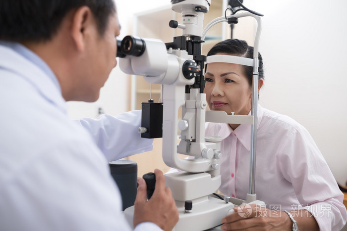 女人有视力检查照片-正版商用图片0c1z95-摄图新视界