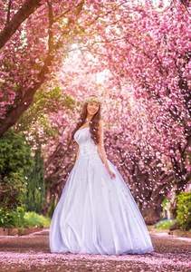 新娘穿白色连衣裙下樱花