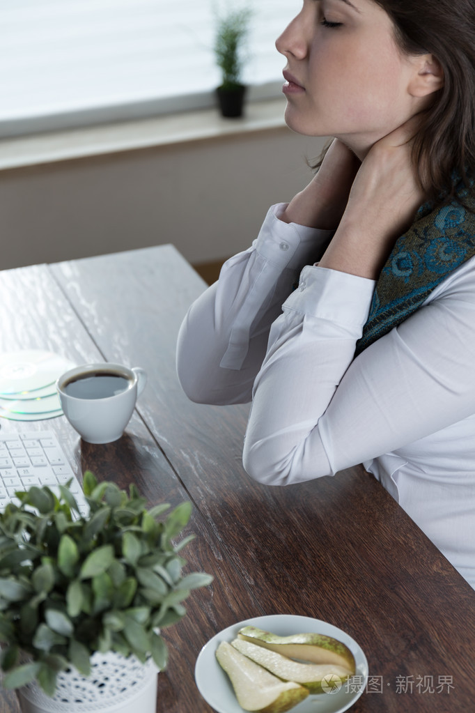 厌倦了工作的女人