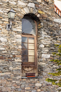 古石屋里的木窗