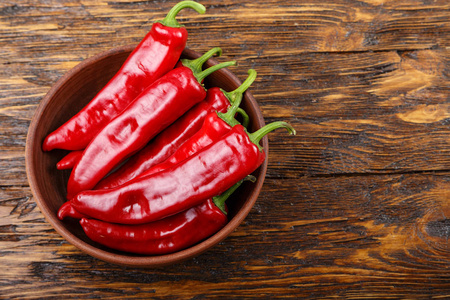 手绘与上一盘红辣椒特写的油炸的扇贝.