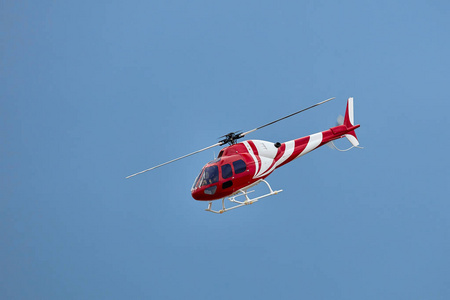 无线电遥控模型直升机在飞行中图片