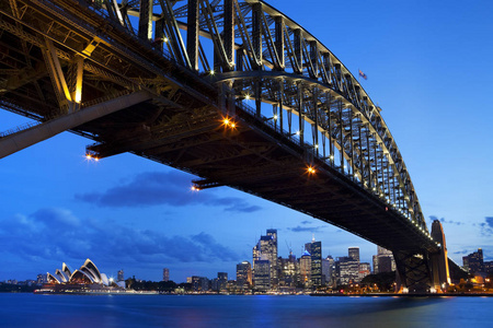 海港大桥和悉尼的天际线，澳大利亚在晚上