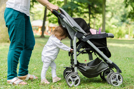 孩子推婴儿车照片