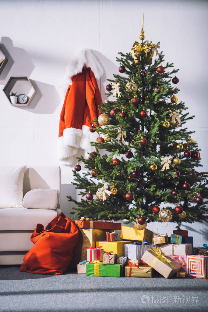 圣诞树下的礼物