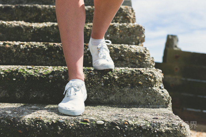 下楼梯的女人的腿
