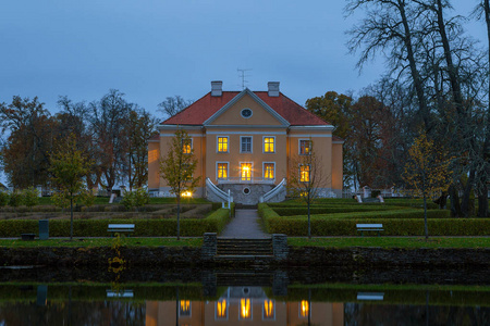 Palmse 庄园，爱沙尼亚。用反射在一个池塘里的夜视图。豪华别墅 公园 信息的中心