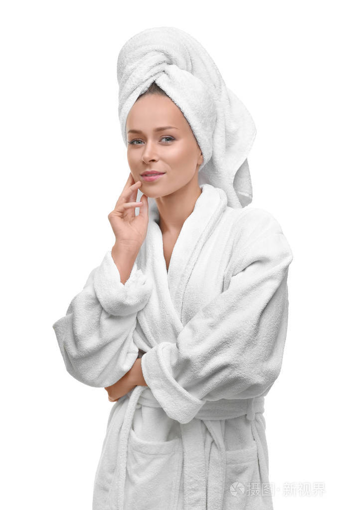 美丽的年轻女子,在白色背景上洗完澡后浴袍